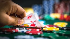 Pokerspeler controleert zijn kaarten voordat hij inzet