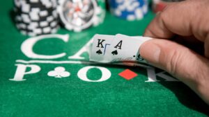 pokerspeler controleert zijn kaarten