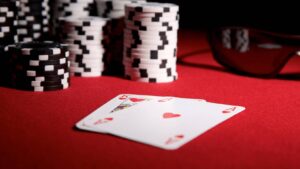 Fiches da poker sul tavolo rosso