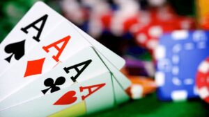 Cartes avec des jetons de poker en arrière-plan