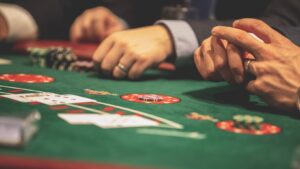 Joueurs de poker pendant le jeu