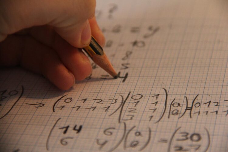 resolver ecuaciones matemáticas en un cuaderno - solucionador de póquer