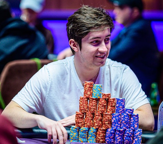 Ali Imsirovic jouant au poker