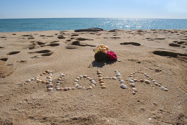 Felsen bildeten sich als Aloha-Wort am Strand