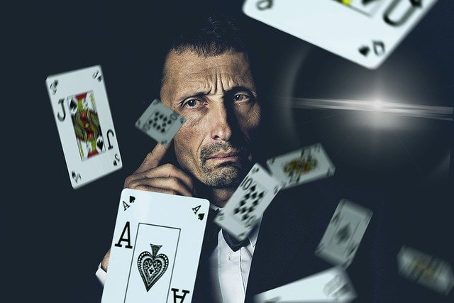 homme avec des cartes volantes pour le poker - meilleurs sites de poker d'entraînement